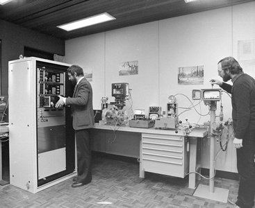 883319 Afbeelding van enkele medewerkers van het Gasbedrijf Centraal Nederland (Atoomweg 50) te Utrecht, met enkele ...